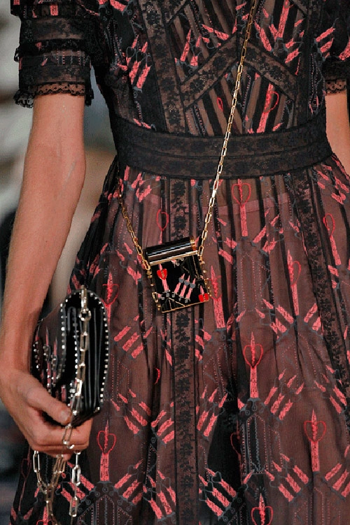 Mẫu túi xách nhỏ nhưng có võ của valentino