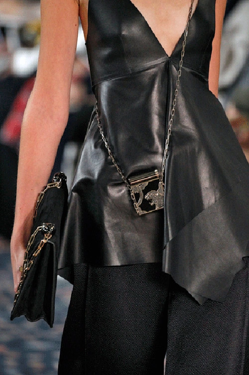 Mẫu túi xách nhỏ nhưng có võ của valentino