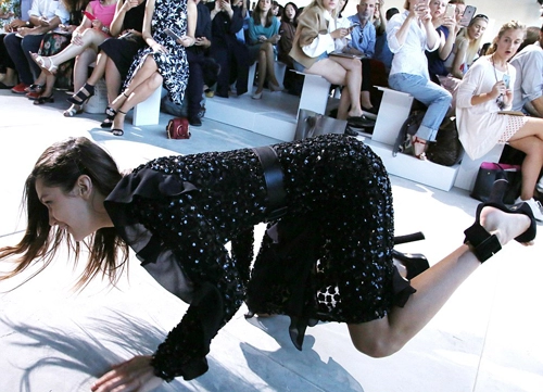 Người mẫu bella hadid ngã nhào trên sàn catwalk