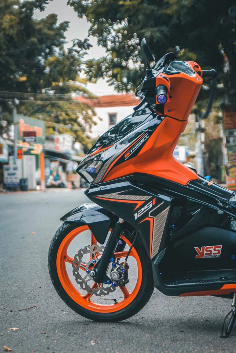 Air blade độ chọn tông màu orange black đẹp cá tính