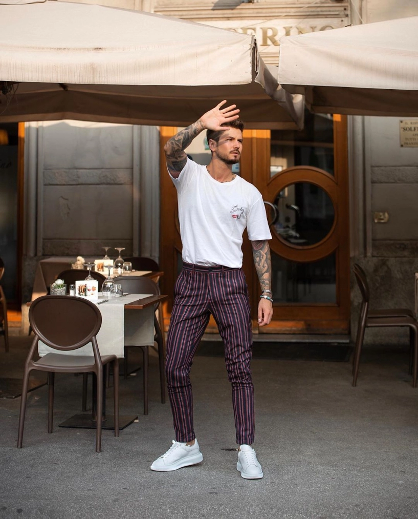 Cảm hứng phối quần trouser đơn giản với áo thun cá tính