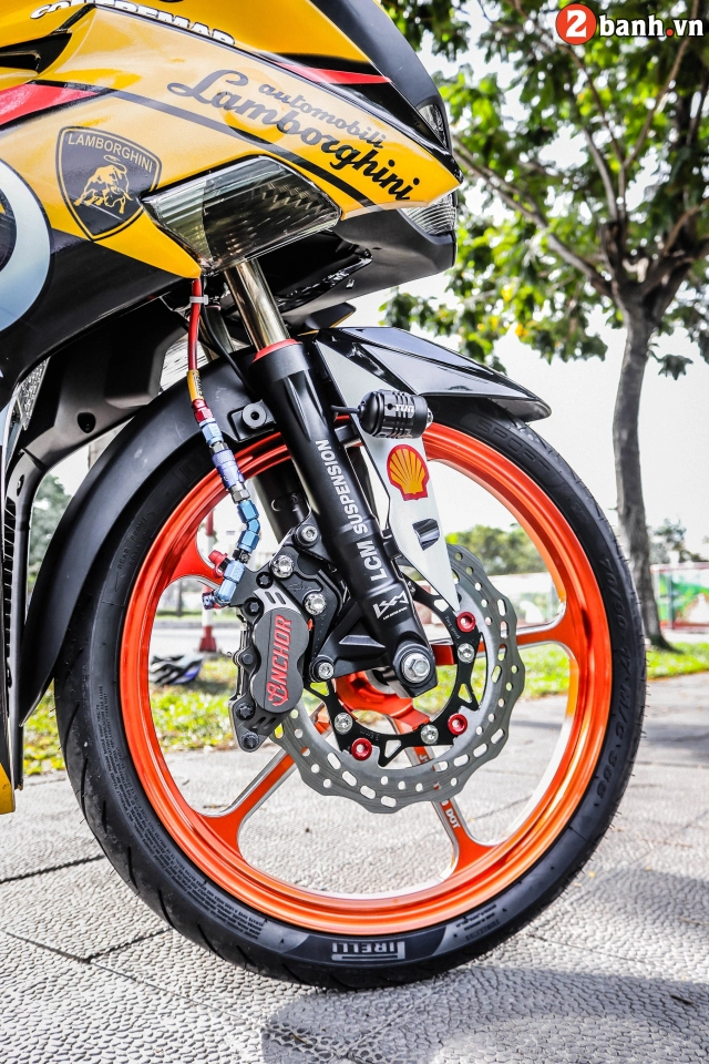 Ex 155 độ đẹp rực rỡ trong lớp áo choàng vàng kim cá tính