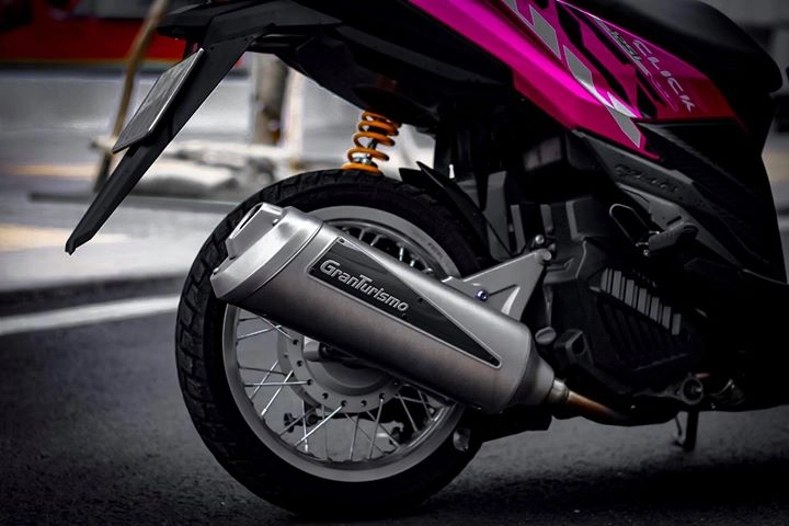 Honda click độ với phong cách hồng đen dọn cá tính