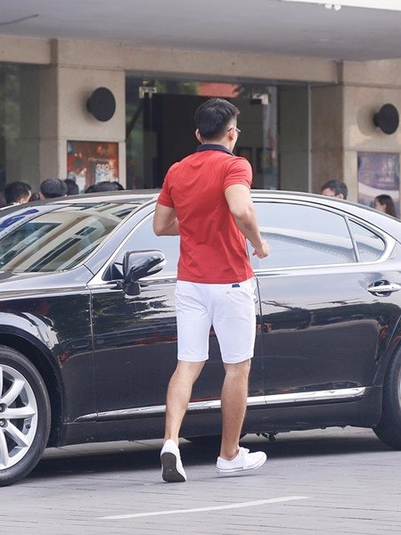 Những món đồ hợp với áo thun nam có cổ