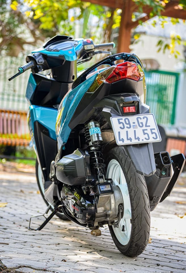 Vario độ đeo biển số độc lạ làm người xem thích thú