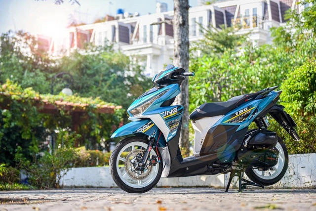 Vario độ đeo biển số độc lạ làm người xem thích thú