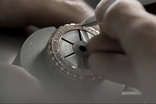Đồng hồ gắn mác gốm sứ có giá hàng tỷ đồng