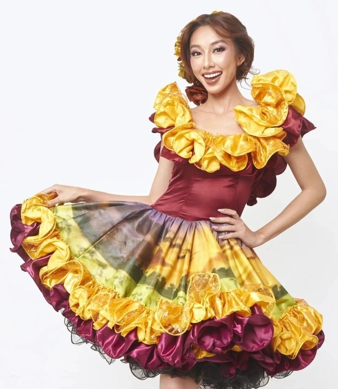 Hoa hậu thùy tiên xinh đẹp trong trang phục truyền thống các quốc gia