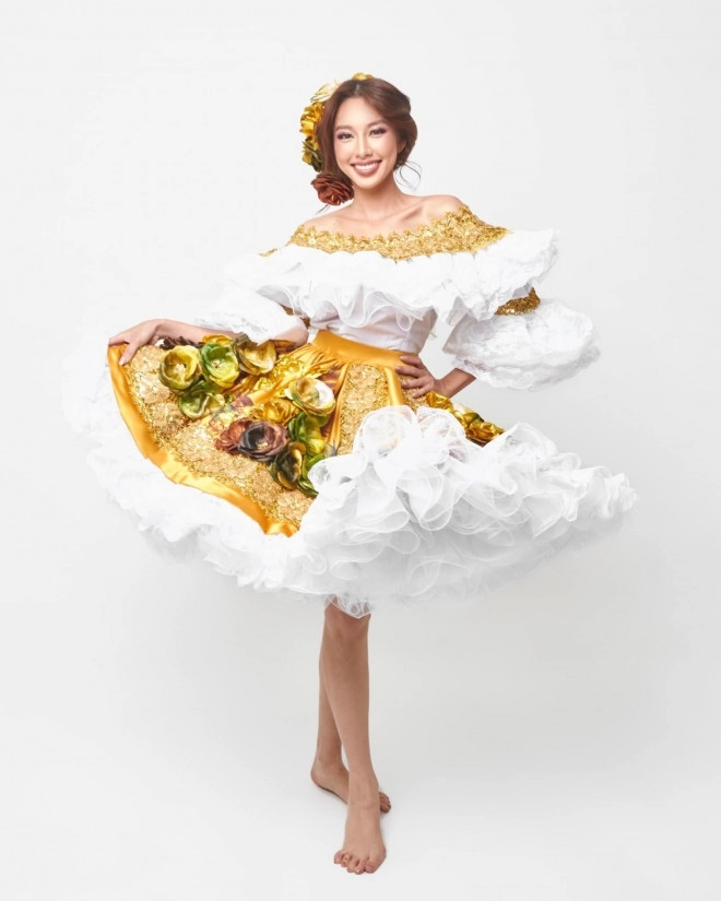 Hoa hậu thùy tiên xinh đẹp trong trang phục truyền thống các quốc gia
