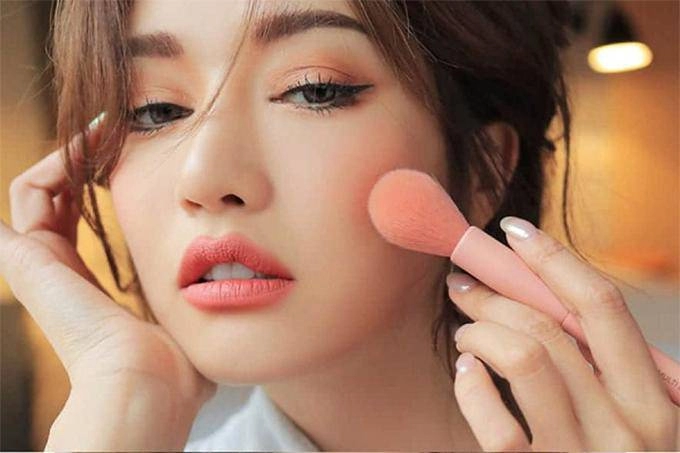 Những kiểu makeup phù hợp với nghề giáo viên