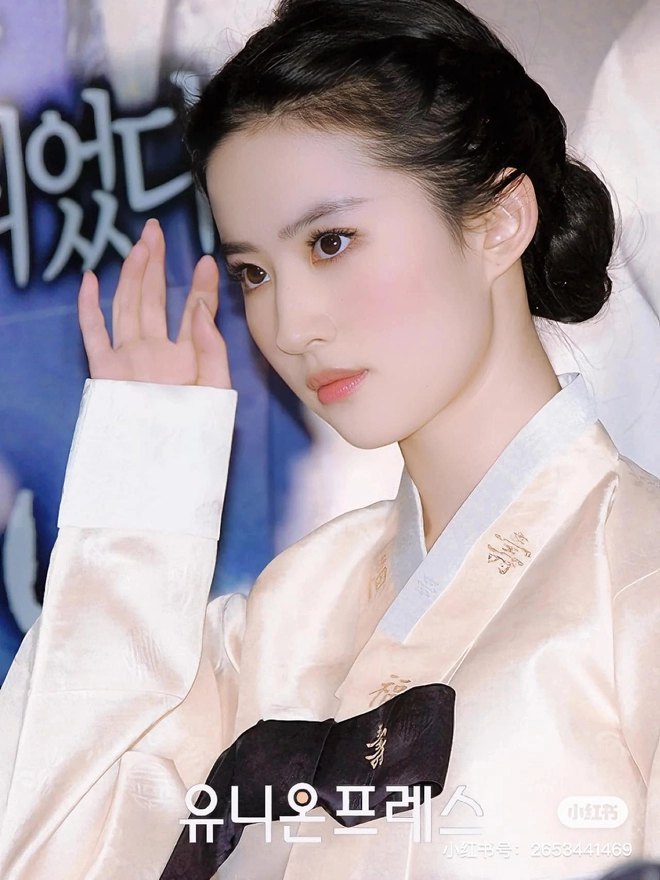 Hình ảnh lưu diệc phi diện hanbok 12 năm trước 
