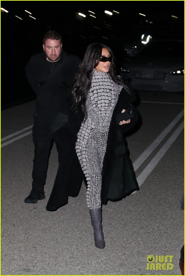 Kim kardashian chiếm trọn spotlight khi diện catsuit lấp lánh