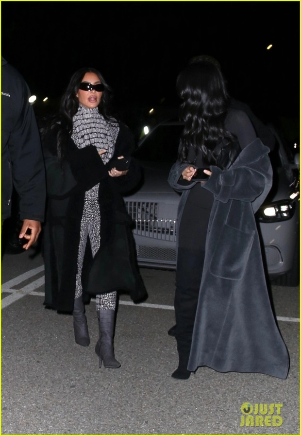 Kim kardashian chiếm trọn spotlight khi diện catsuit lấp lánh