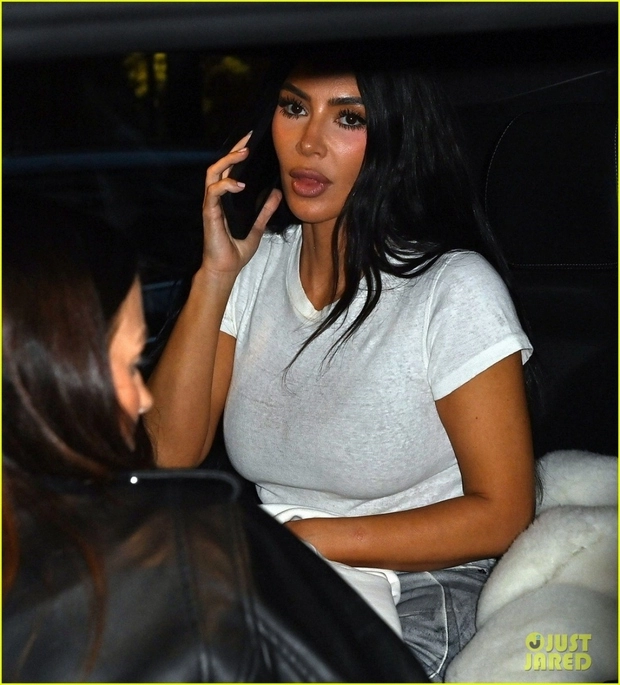 Kim kardashian trang điểm nhẹ nhàng lên đồ cá tính đi mua sắm ở london