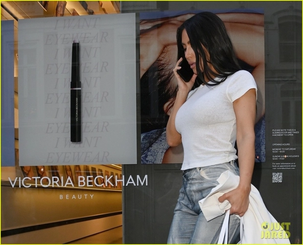 Kim kardashian trang điểm nhẹ nhàng lên đồ cá tính đi mua sắm ở london