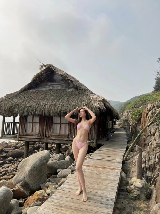 Hoa hậu xứ thanh nóng bỏng với bikini hai mảnh trên bãi biển