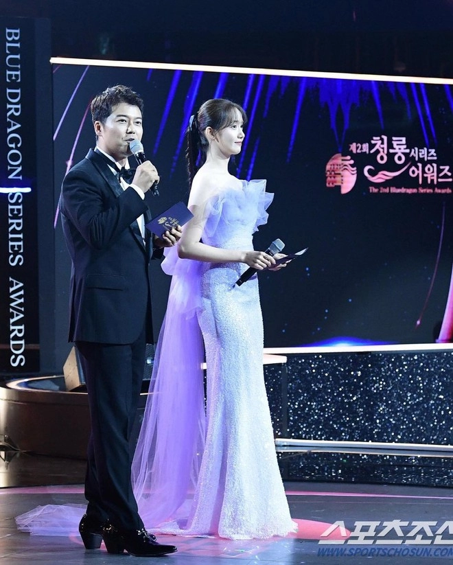 Yoona chiếm trọn spotlight tại lễ trao giải rồng xanh