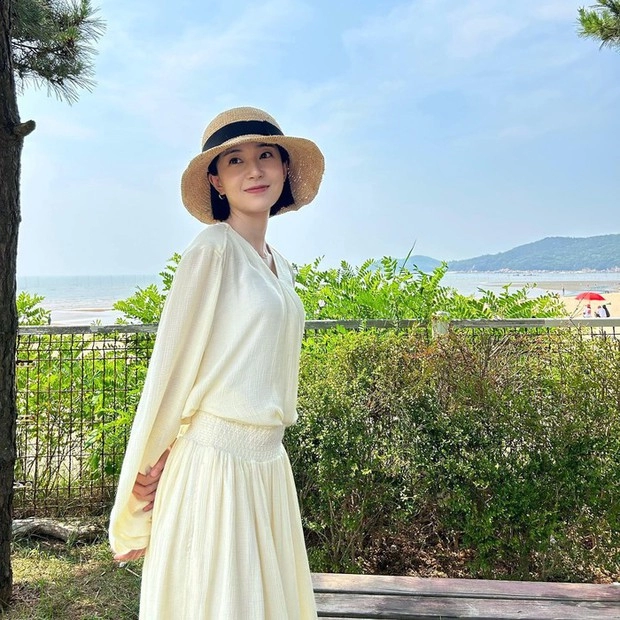 Phong cách thời trang trẻ trung của baek jin hee ở tuổi 33