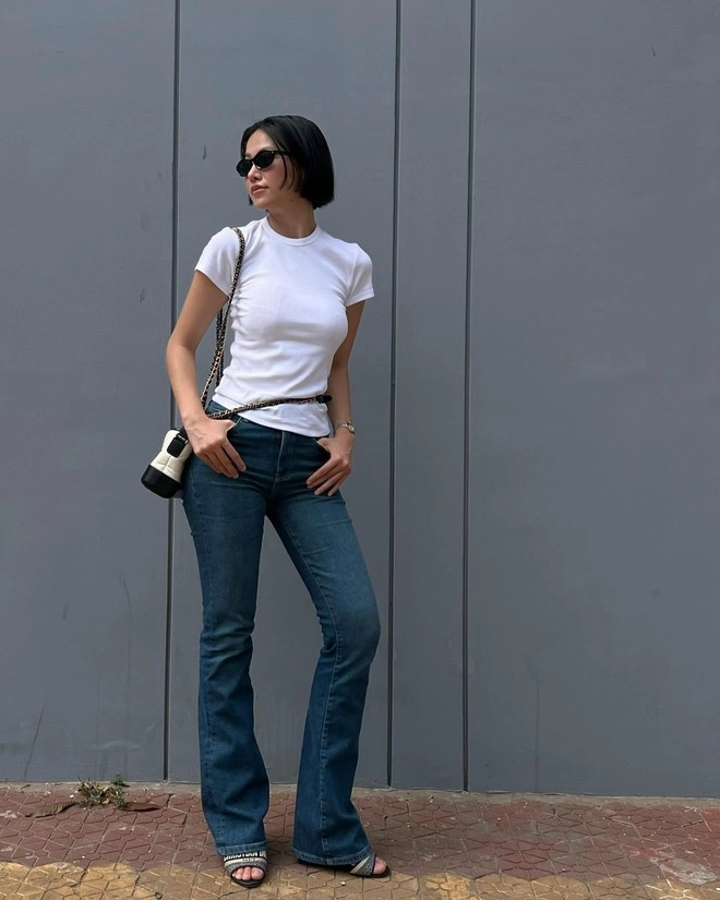 Mẫu áo kết hợp với quần jeans giúp nàng trẻ trung năng động