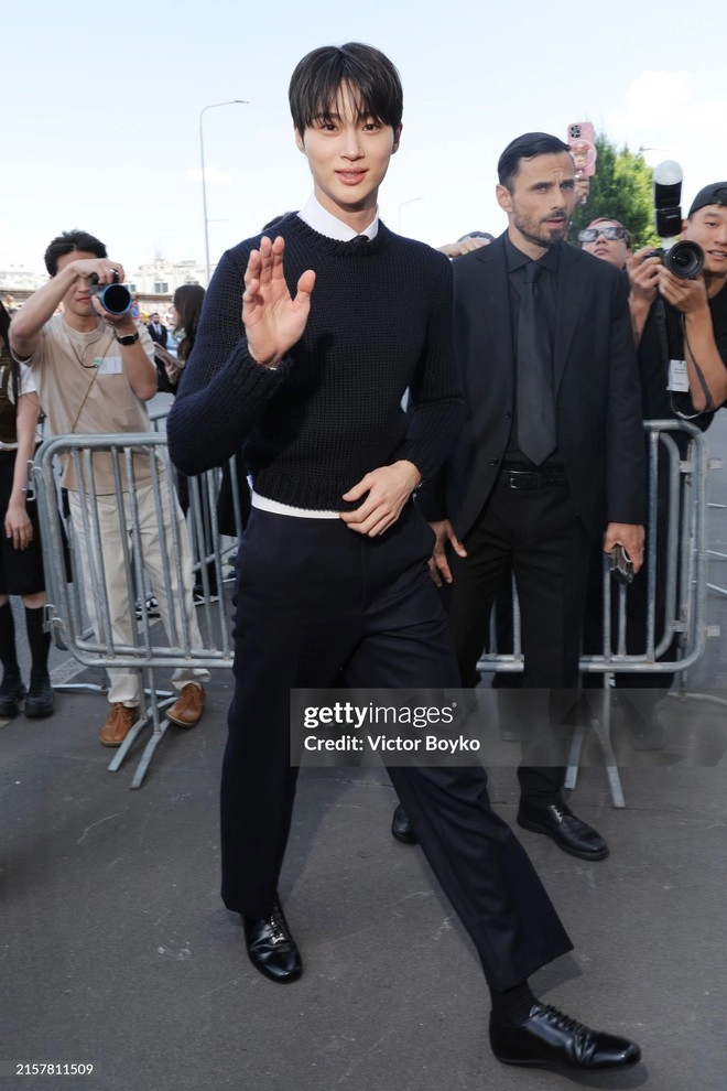 Nam thần byeon woo seok tại show prada tại milan fashion week