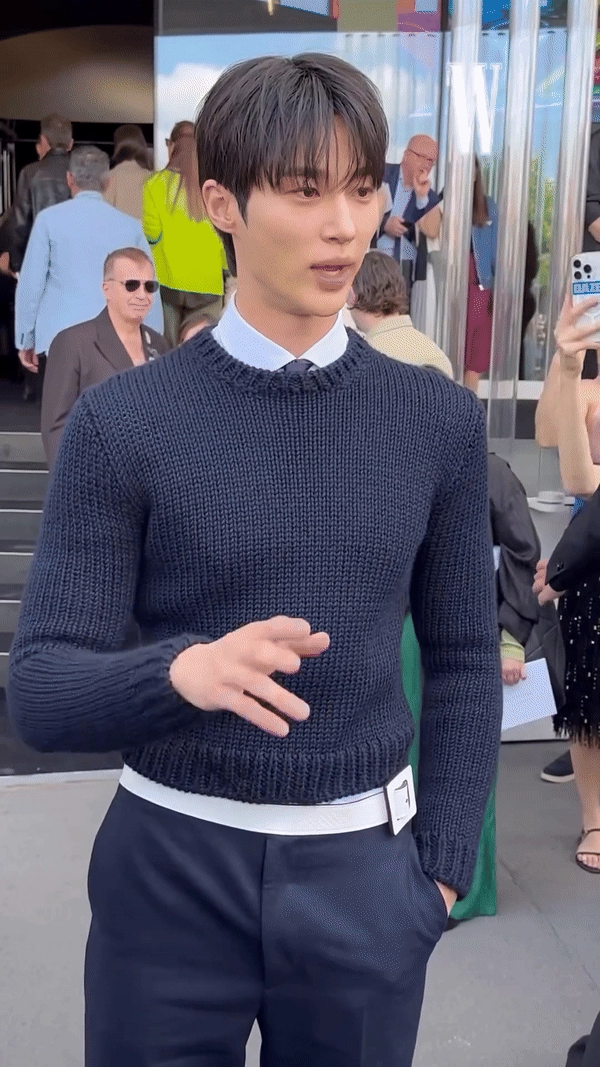 Nam thần byeon woo seok tại show prada tại milan fashion week