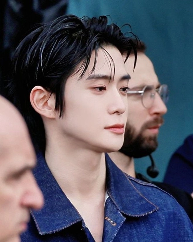 Nam thần byeon woo seok tại show prada tại milan fashion week