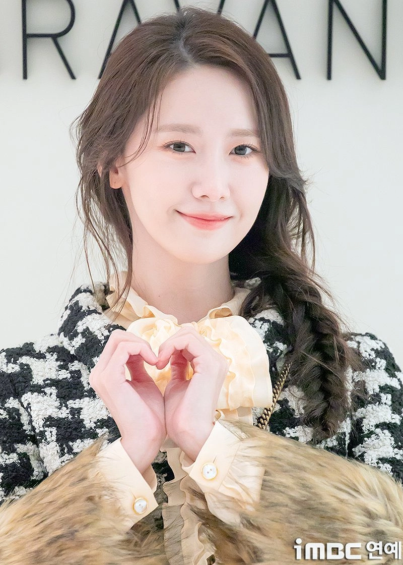 Tạo hình mãn nhãn của 2 đại sứ valentino yoona - irene