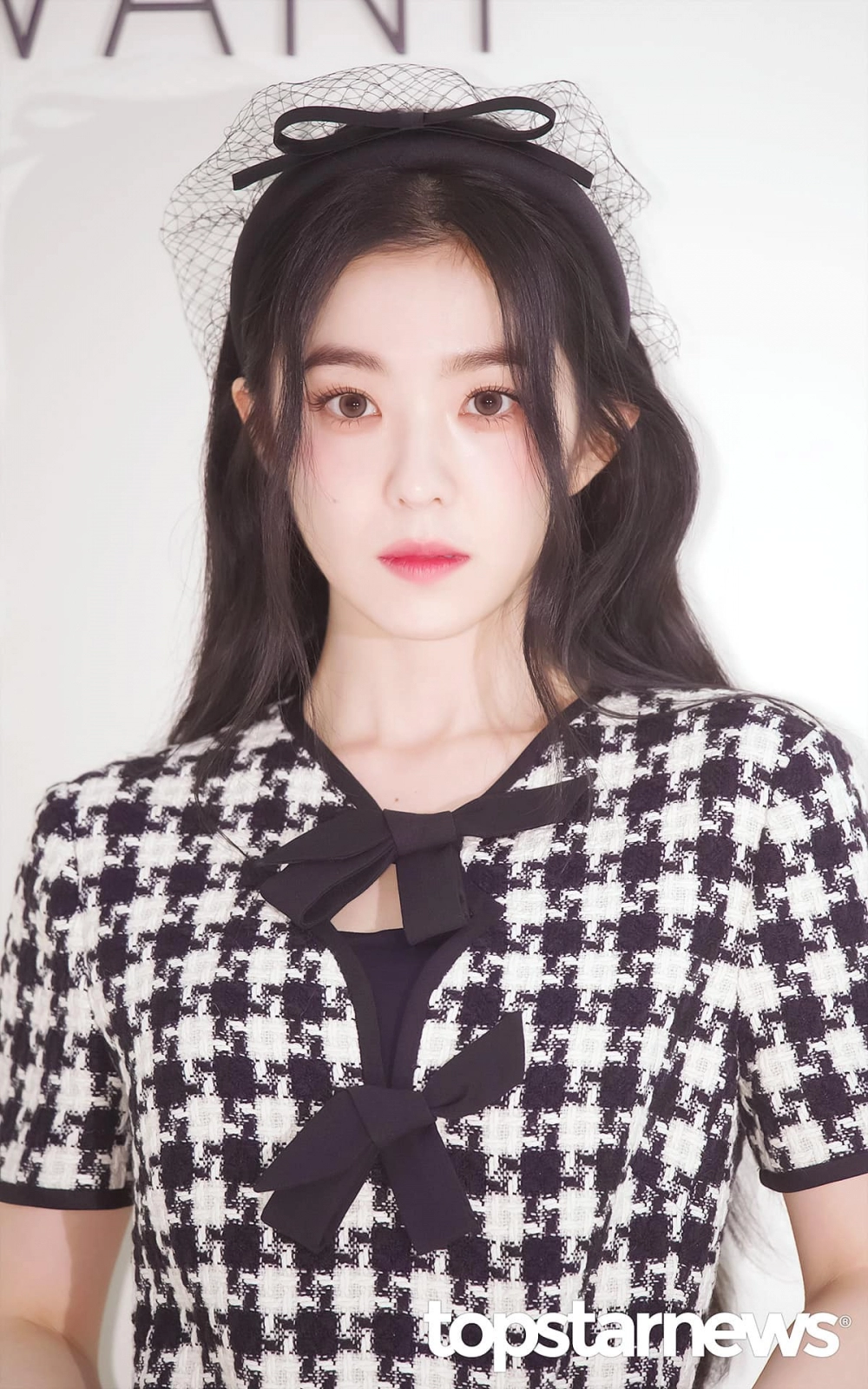 Tạo hình mãn nhãn của 2 đại sứ valentino yoona - irene