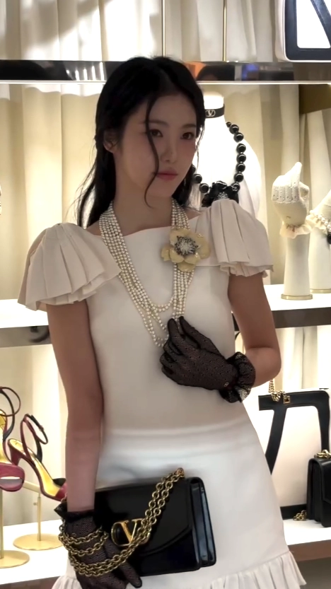 Tạo hình mãn nhãn của 2 đại sứ valentino yoona - irene