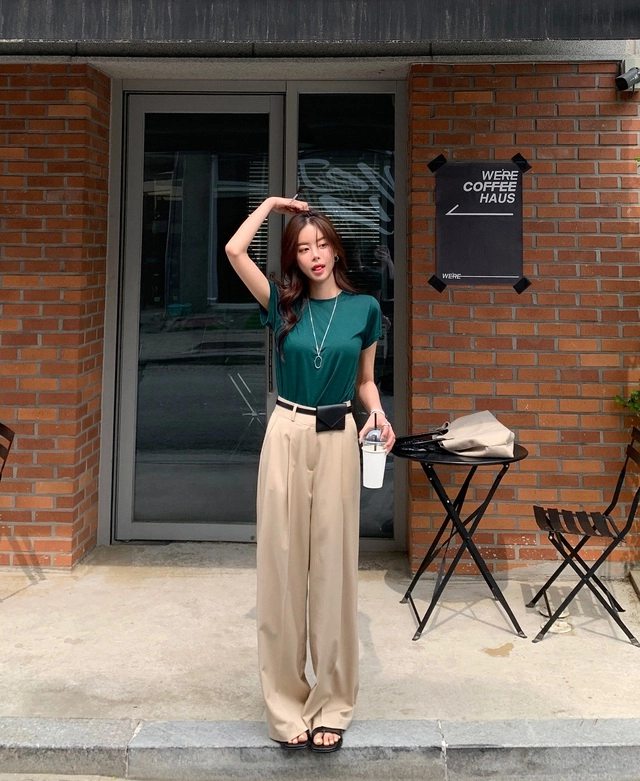 Sang trọng với quần dài màu trà sữa