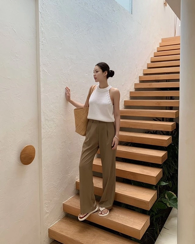 Sang trọng với quần dài màu trà sữa