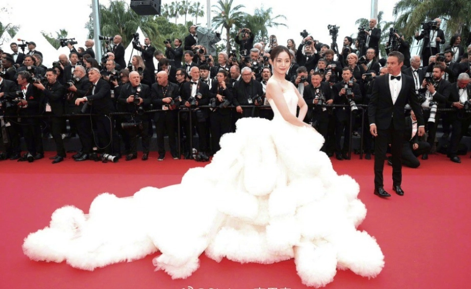 Sao cbiz mặc hở bị bảo vệ mời rời khỏi thảm đỏ cannes
