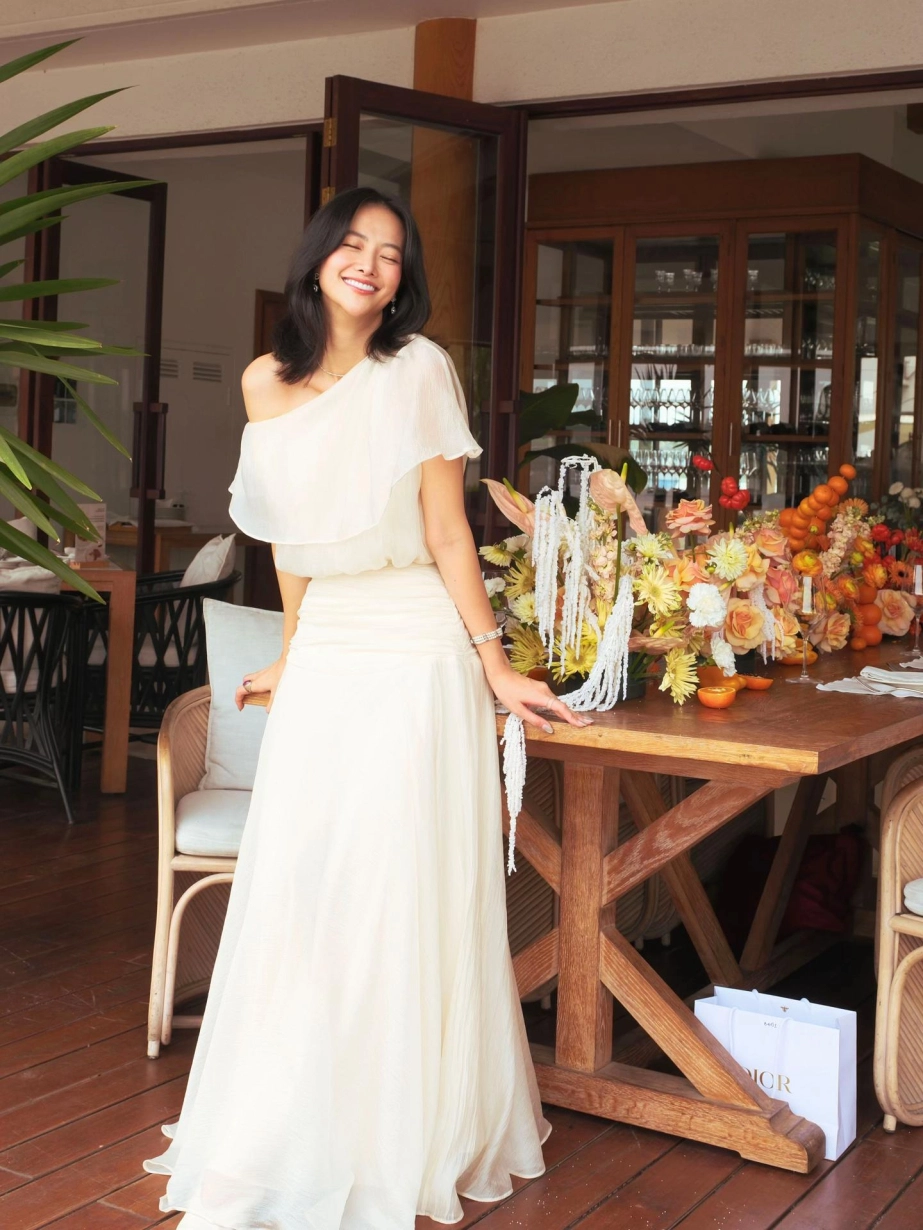 Diện thời trang đơn giản nhưng bánh cuốn như hoa hậu phương khánh