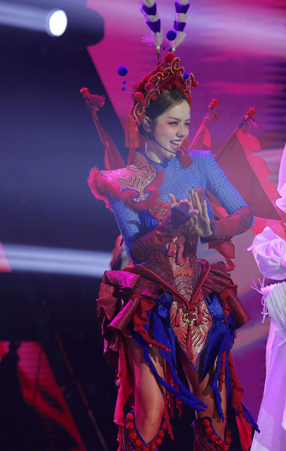 Tạo hình mới đẹp lạ của phương ly tại em xinh say hi