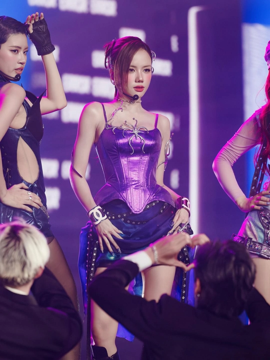 Tạo hình mới đẹp lạ của phương ly tại em xinh say hi