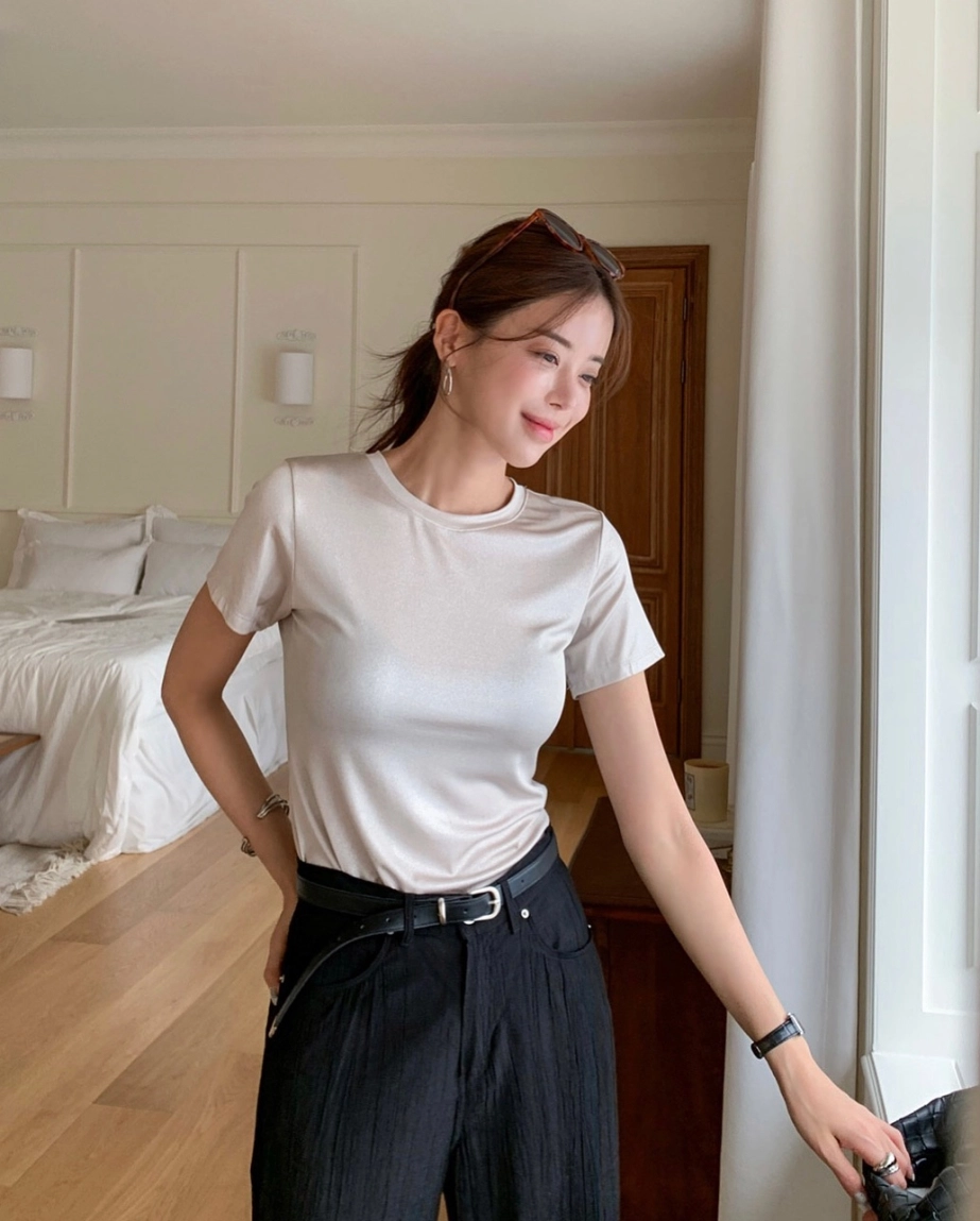 4 kiểu áo sáng màu giúp chị em trẻ trung
