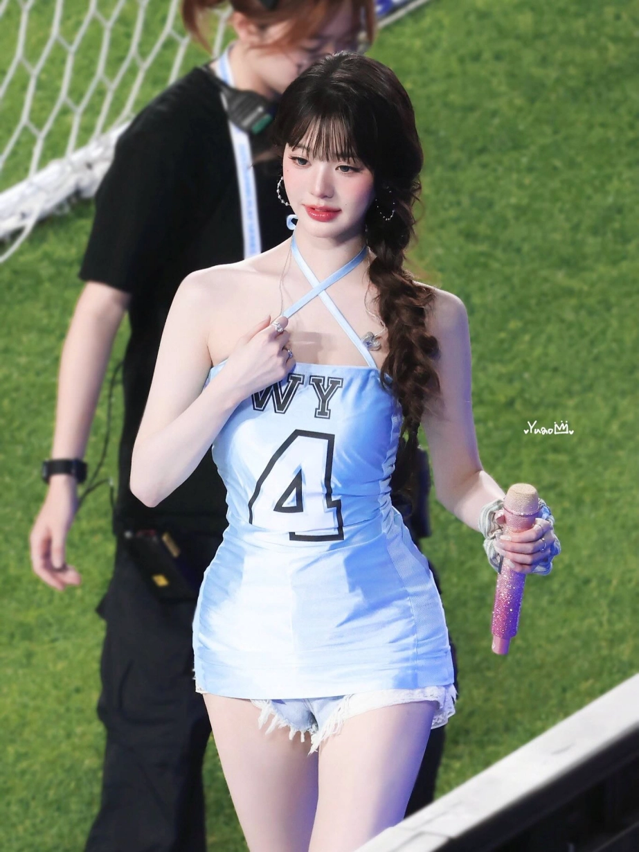 Outfit siêu ngắn gây tranh cãi của kpop