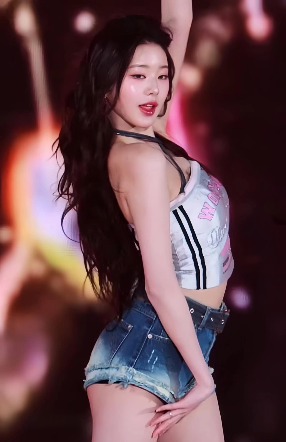 Outfit siêu ngắn gây tranh cãi của kpop
