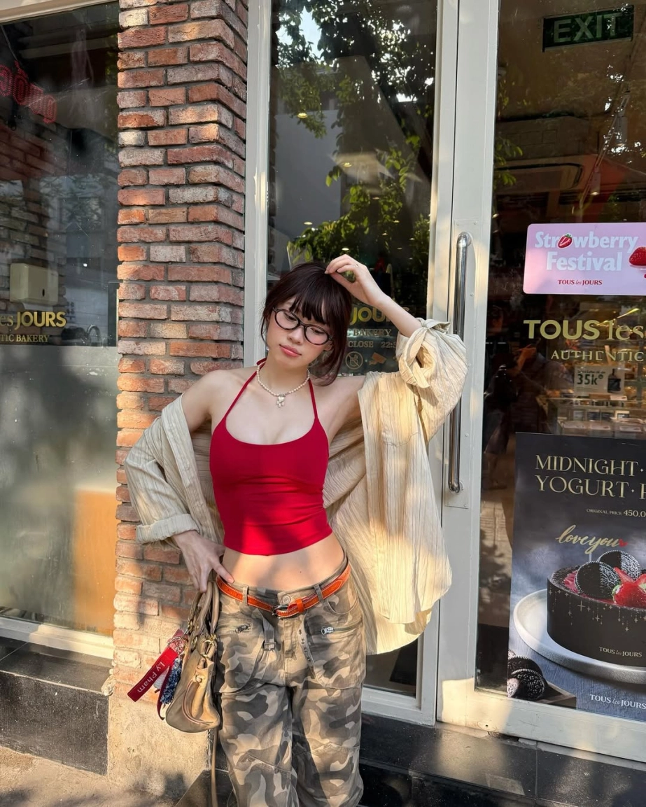 Style khoe bụng bầu triệt để của tiktoker ly phạm