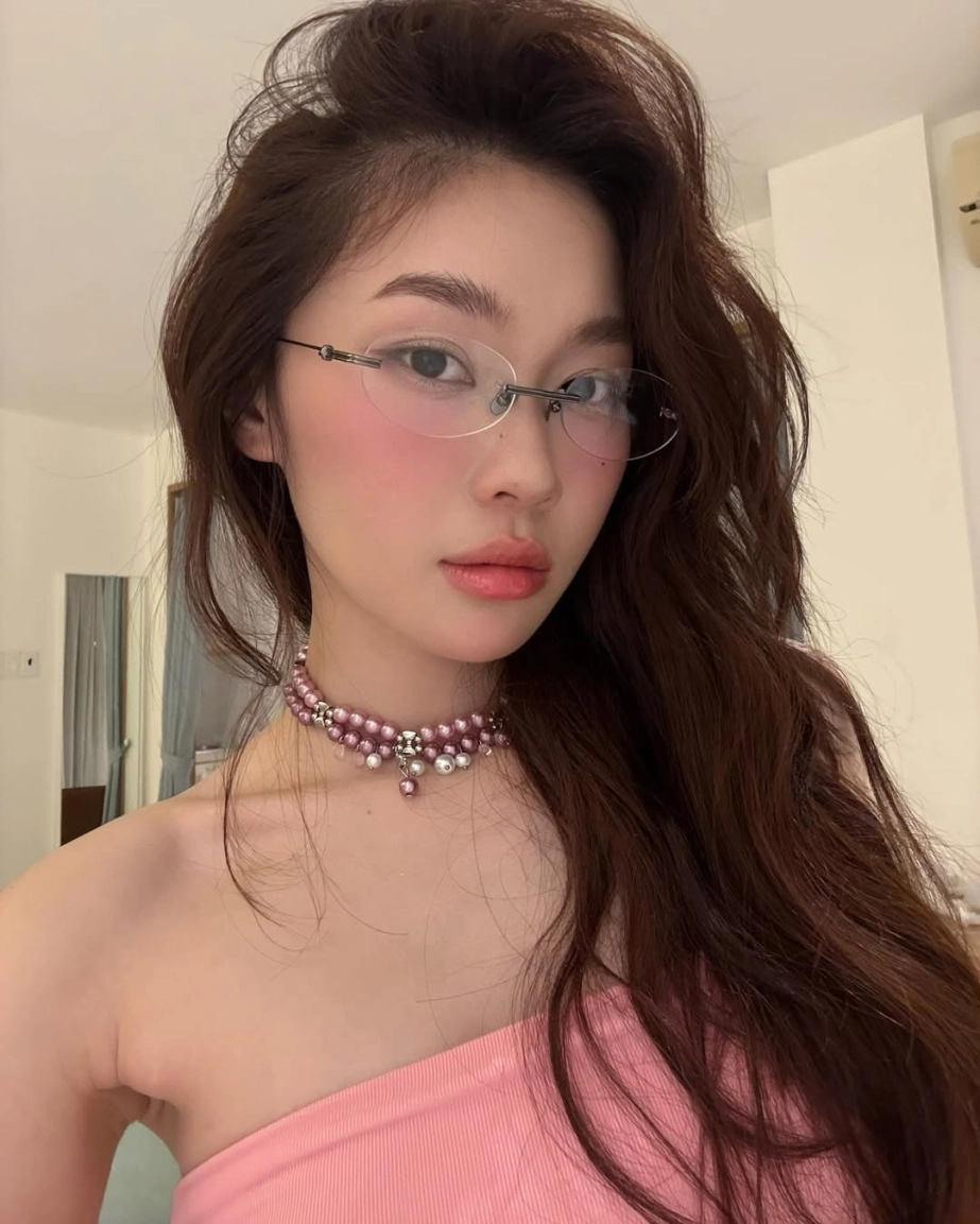 Style khoe bụng bầu triệt để của tiktoker ly phạm