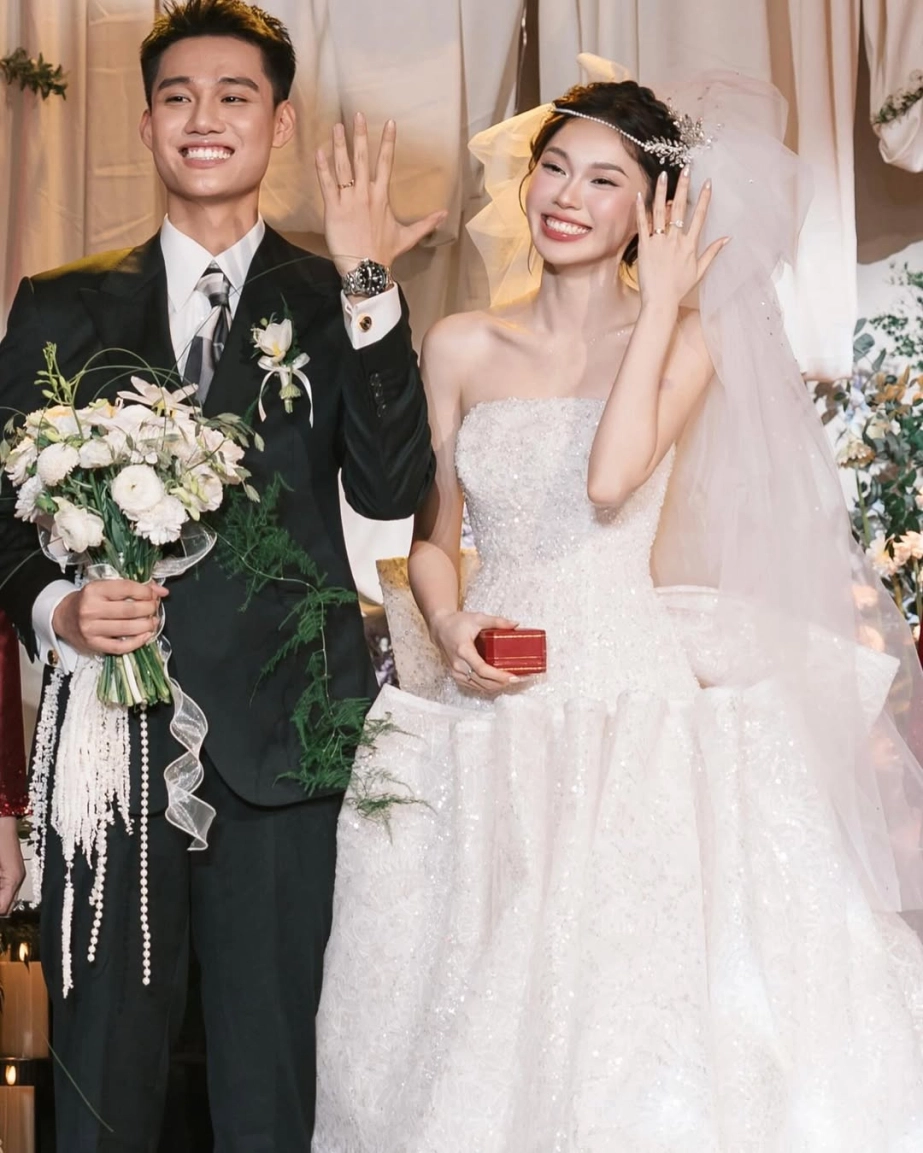 Style khoe bụng bầu triệt để của tiktoker ly phạm