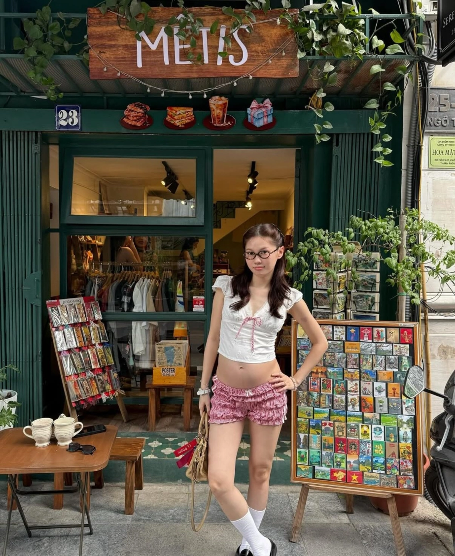 Style khoe bụng bầu triệt để của tiktoker ly phạm