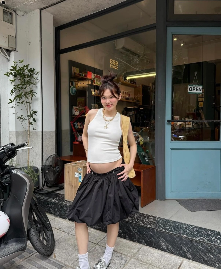 Style khoe bụng bầu triệt để của tiktoker ly phạm