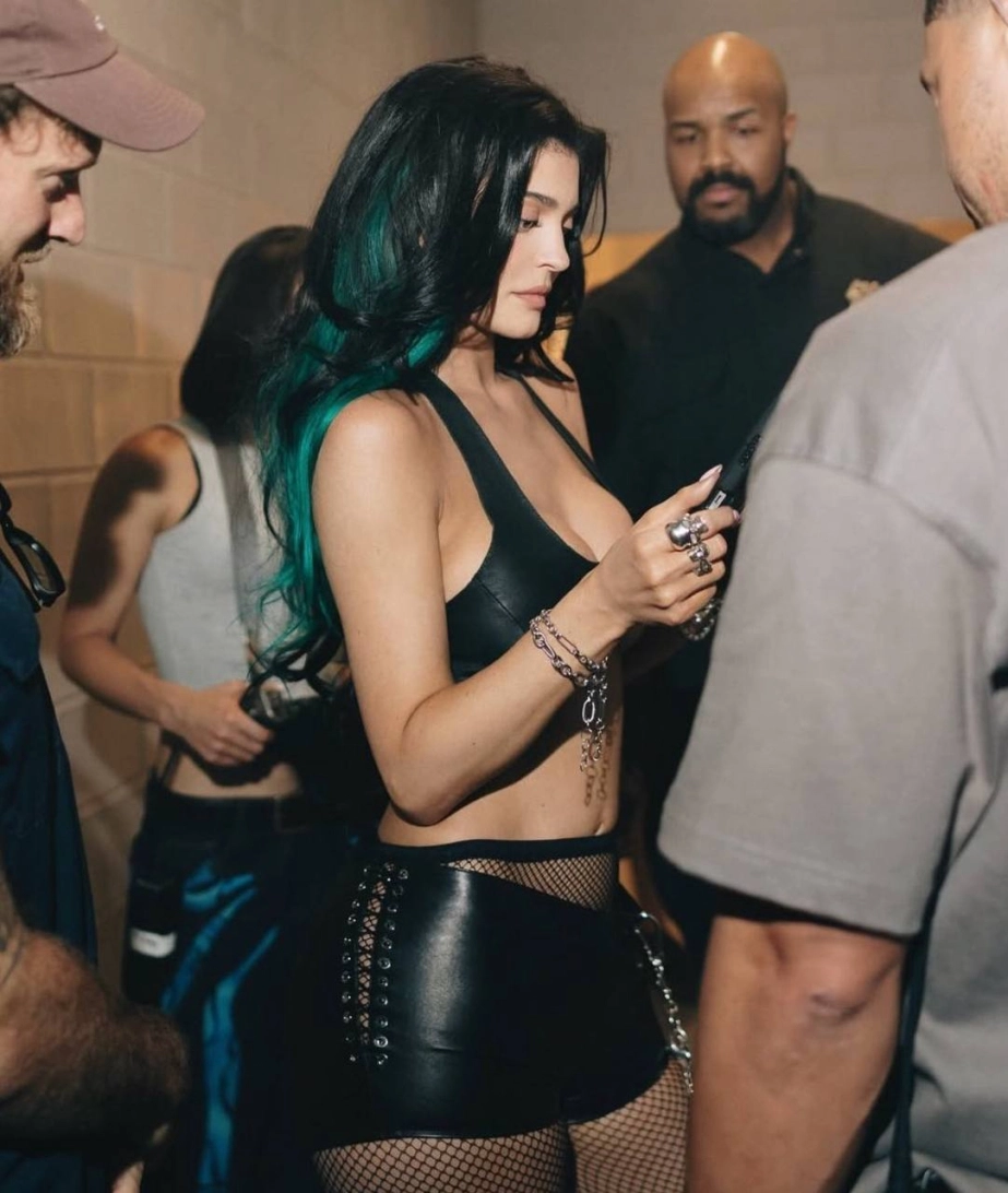 Kylie gây sốt cõi mạng khi để lại kiểu tóc huyền thoại