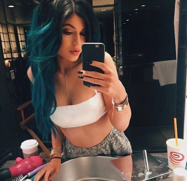 Kylie gây sốt cõi mạng khi để lại kiểu tóc huyền thoại