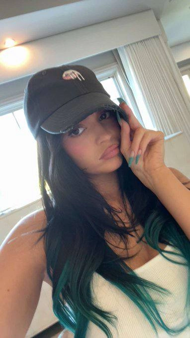 Kylie gây sốt cõi mạng khi để lại kiểu tóc huyền thoại